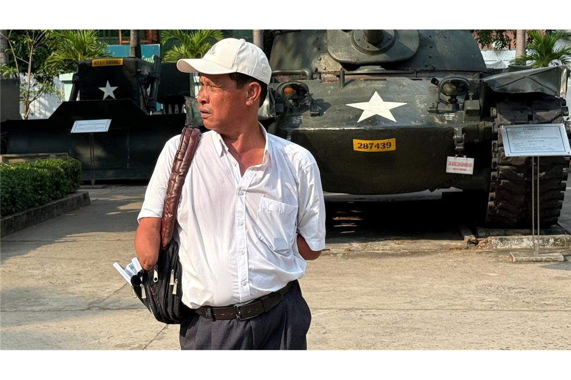 Spuren des Vietnamkriegs von "Agent Orange" bis "Hanoi Jane" Der 56-jährige Hui hat schon als Kind durch eine Mine aus dem Krieg beide Arme und ein Bein verloren.