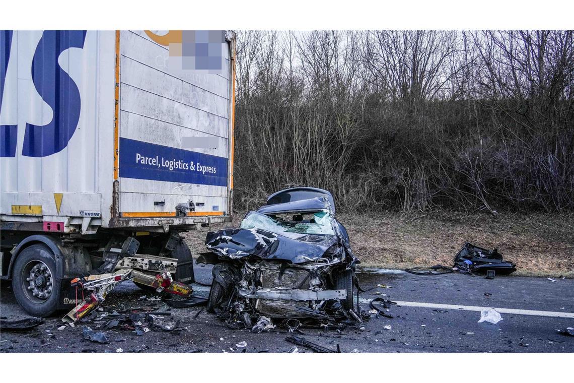Autobahn mehrere Stunden lang gesperrt Der 57 Jahre alte Autofahrer war eingeklemmt, die Feuerwehr befreite ihn. Er wurde schwer verletzt ins Krankenhaus gebracht.