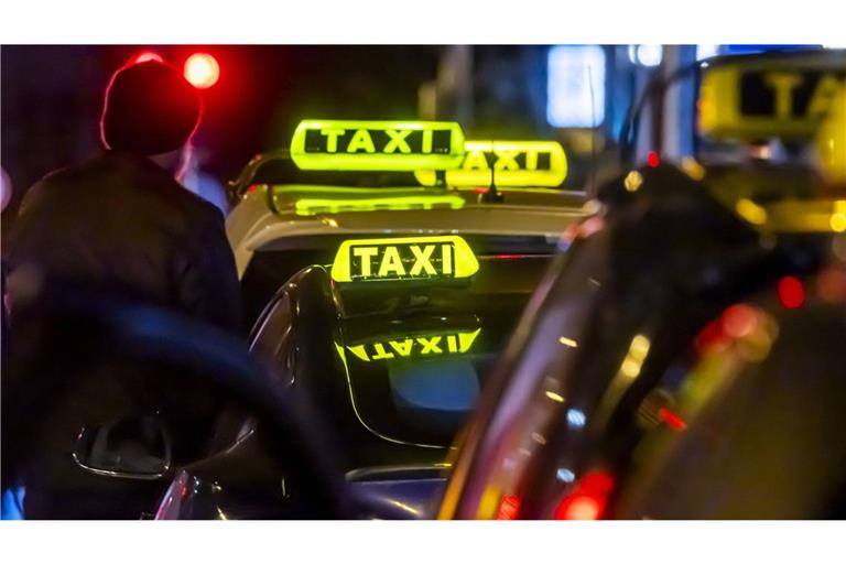 Der 63-jährige Taxifahrer erlitt leichte Verletzungen (Symbolbild).