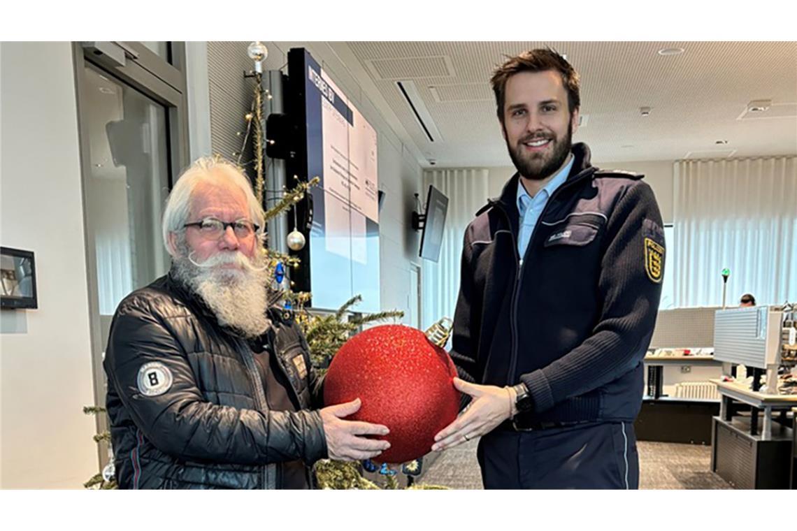 Der 72-jährige Offenburger Daniel Zimmermann bekam von der Polizei eine verloren geglaubte Weihnachtskugel zurück - unbeschädigt.