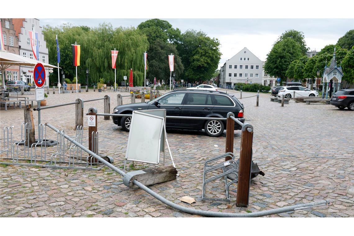 Autofahrer verliert vor Eisdiele Kontrolle - fünf Verletzte Der 74-jährige Fahrer sei nach dem Besuch einer Apotheke in Friedrichstadt nach dem Ausparken zunächst in die Bestuhlung vor einer Eisdiele gefahren und dann gegen zwei Laternen, teilte die Polizei in Flensburg mit.