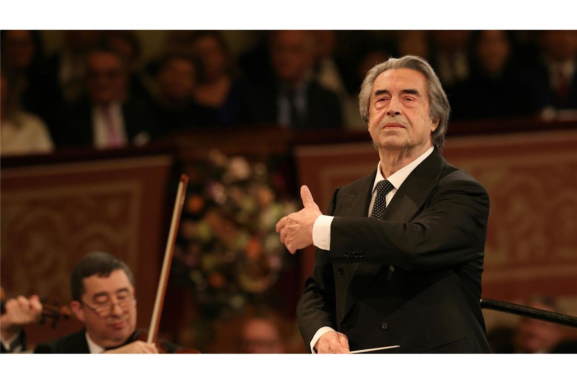 Neujahrskonzert feiert Strauss und fast vergessene Kollegin Der 83-jährige Stardirigent Riccardo Muti leitete das weltweit übertragene TV-Event mit jugendlichem Elan.