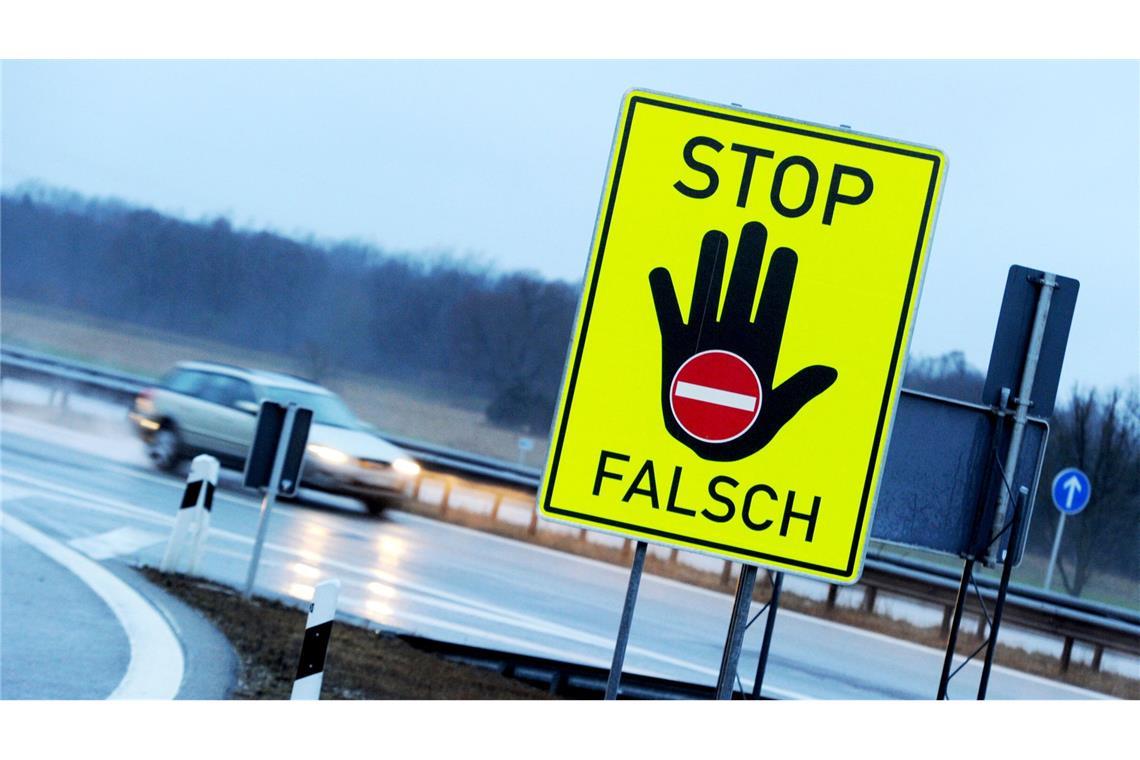 Falschfahrer rund 18 Kilometer auf Autobahn unterwegs Der 85-Jährige fuhr auf der A5 rund 18 Kilometer in die falsche Richtung. (Symbolbild)