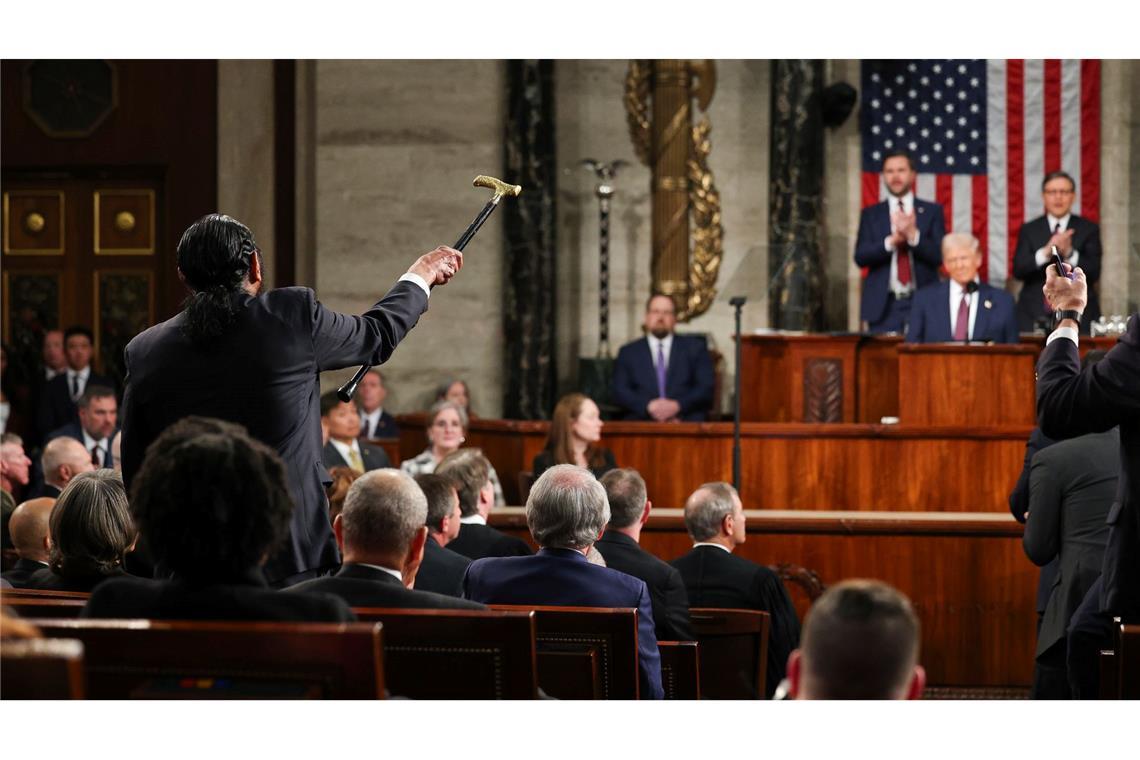 Bilder des Tages Der Abgeordnete Al Green schreit, als US-Präsident Donald Trump vor einer gemeinsamen Sitzung des Kongresses im Kapitol spricht.