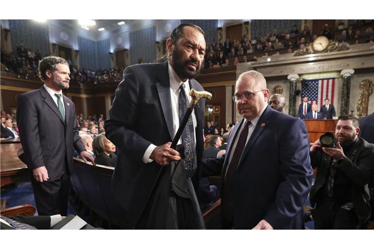 Der Abgeordnete Al Green wird aus dem Saal entfernt, als US-Präsident Trump vor einer gemeinsamen Sitzung des Kongresses im Kapitol spricht.