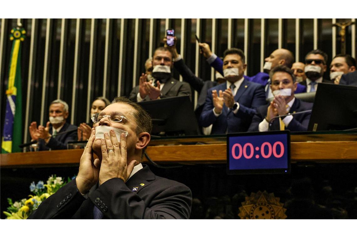Der Abgeordnete Sostenes Cavalcante (vorne) und Oppositionspolitiker halten während einer Sitzung der Abgeordnetenkammer i Brasilia eine Protestaktion ab.