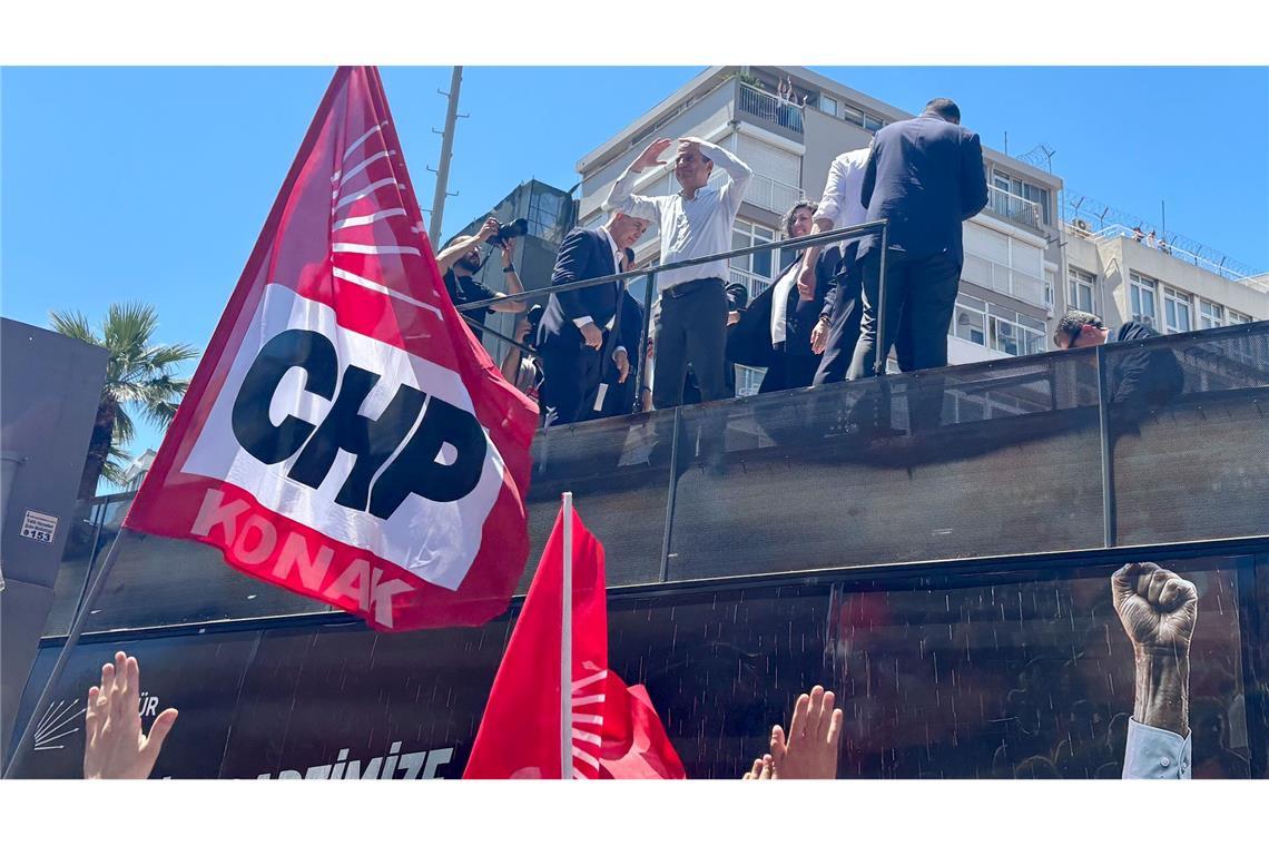 Der abgesetzte Oppositionschef erfährt große Unterstützung in Izmir.