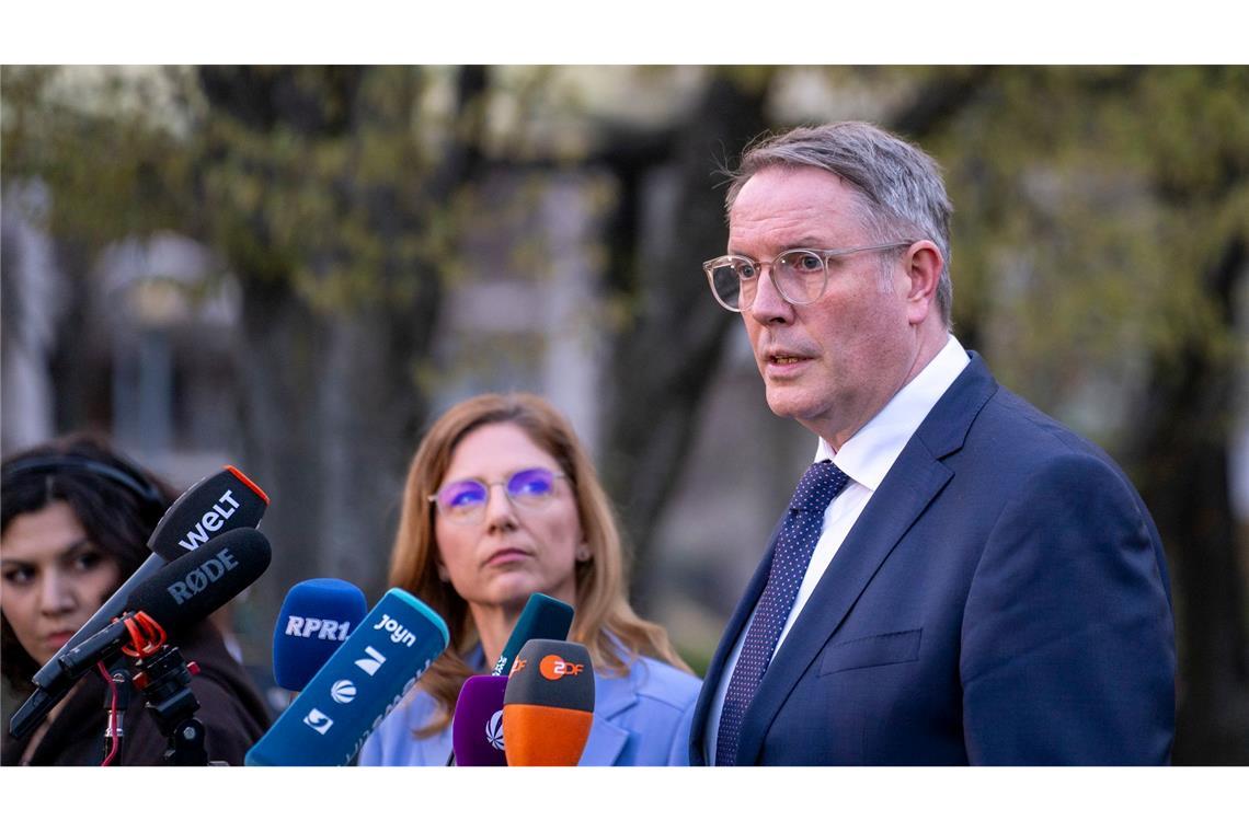 Der abgewählte Ministerpräsident Alexander Schweitzer soll die Koalitionsverhandlungen mit der CDU für die SPD führen.