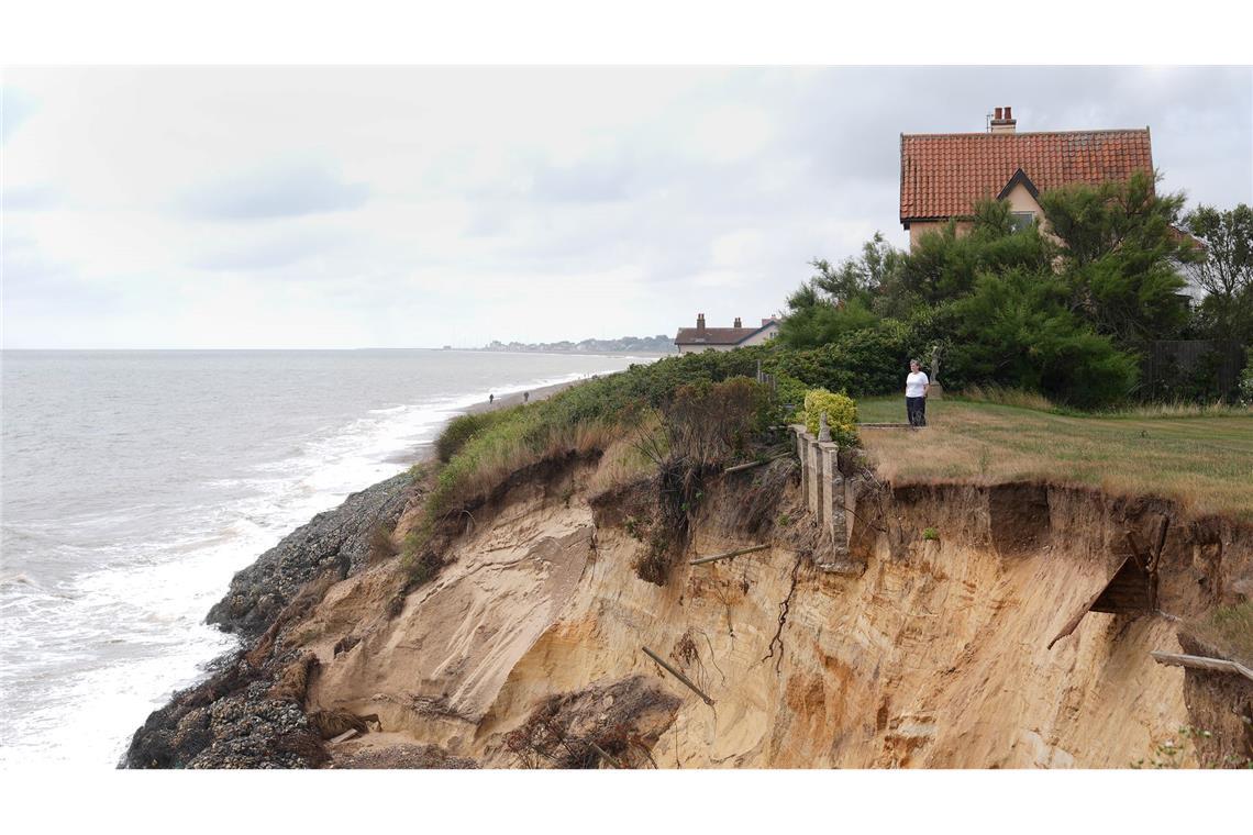 Bilder des Tages Der Abgrund rückt näher: Im englischen Thorpeness schreitet die Küstenerosion immer weiter voran. Dem fast 100 Jahre alten Haus droht deshalb der Abriss.