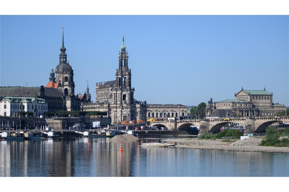 Abriss von Carolabrücke doch viel teurer Der Abriss der im vergangenen Jahr teils eingestürzten Spannbetonbrücke kostet die Stadt nach eigenen Schätzungen rund 32 Millionen Euro - deutlich mehr als bislang angenommen. (Archivbild)