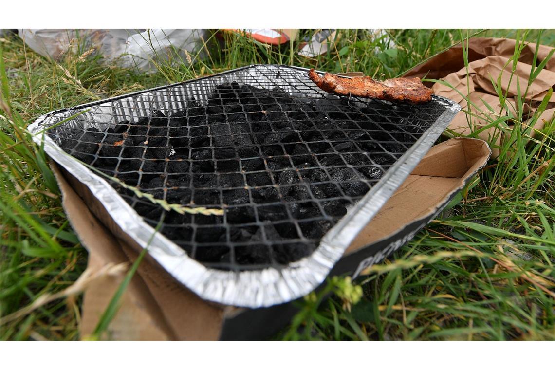 Grillen to go: Deutsche greifen öfter zum Einweggrill Der Absatz von Einweggrills hat stark zugenommen. (Archivbild)