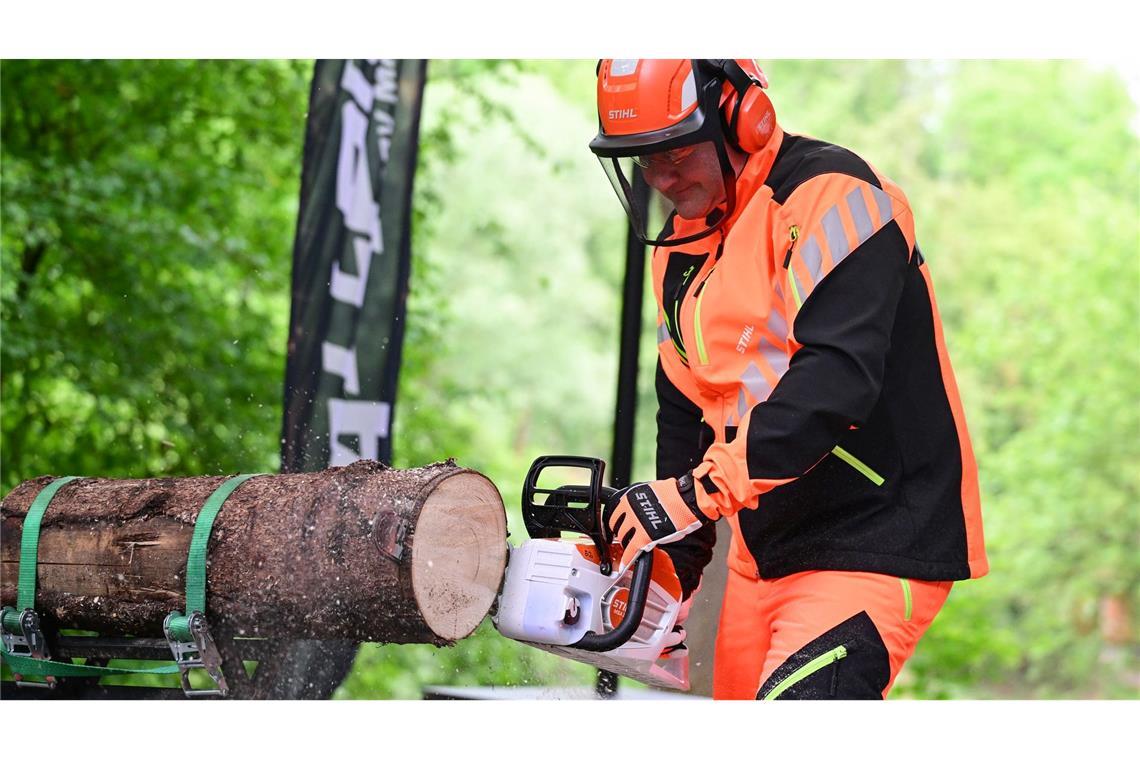 Der Absatz von Stihl-Akkugeräten war zuletzt gewachsen. Vorstands-Chef Traub sägt bei der Bilanz-Pressekonferenz mit einer neuen Stihl-Akkusäge einen Baumstamm.