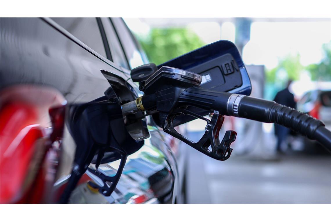 Absturz beim Ölpreis kommt nur langsam an der Tankstelle an Der abstürzende Ölpreis kommt nur zögerlich an den Tankstellen an (Symbolbild).