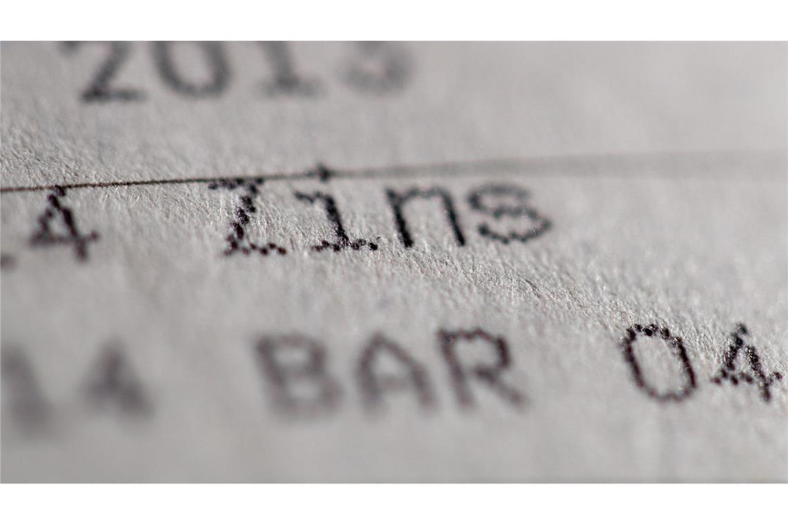 Der Abwärtstrend ist gestoppt, aber die Inflation schlagen Sparerinnen und Sparer mit Fest- und Tagesgeldangeboten nach wie vor in der Regel nicht. (Symbolbild)