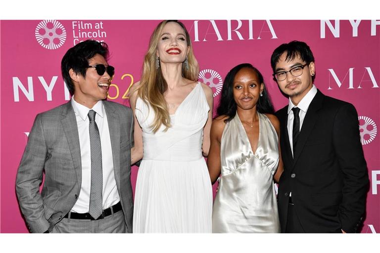Der älteste Sohn der geschiedenen Hollywood-Stars Angelina Jolie und Brad Pitt, Maddox (r), hat offiziell den Nachnamen seines Vaters abgelegt. (Archivbild)
