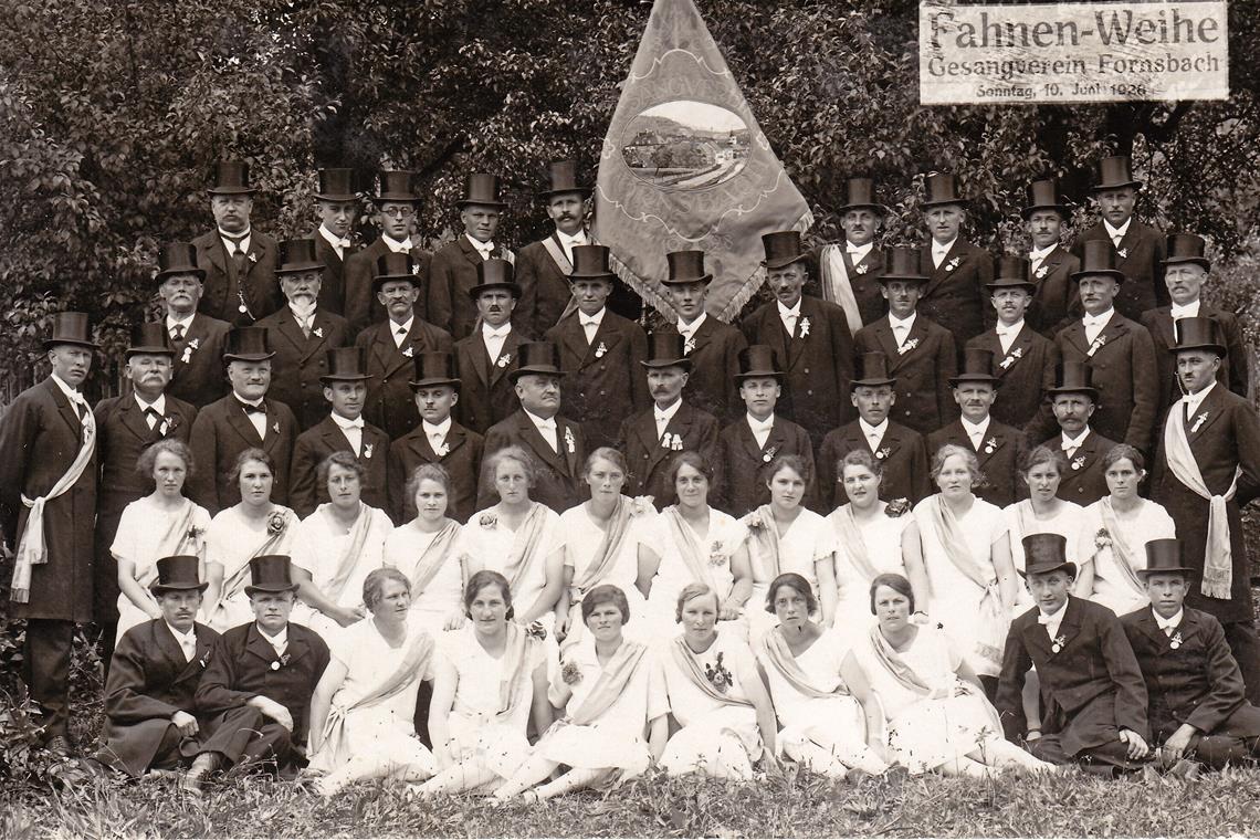 Treffen zur ersten Singstunde vor 125 Jahren Der älteste Verein Fornsbachs: Der Gesangverein wurde 1896 gegründet. Die Aufnahme zeigt ihn anlässlich der Fahnenweihe im Jahr 1928.