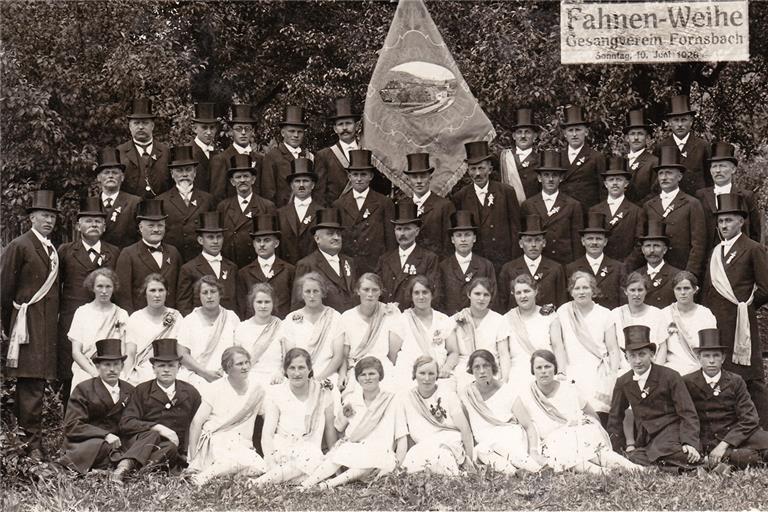 Der älteste Verein Fornsbachs: Der Gesangverein wurde 1896 gegründet. Die Aufnahme zeigt ihn anlässlich der Fahnenweihe im Jahr 1928.