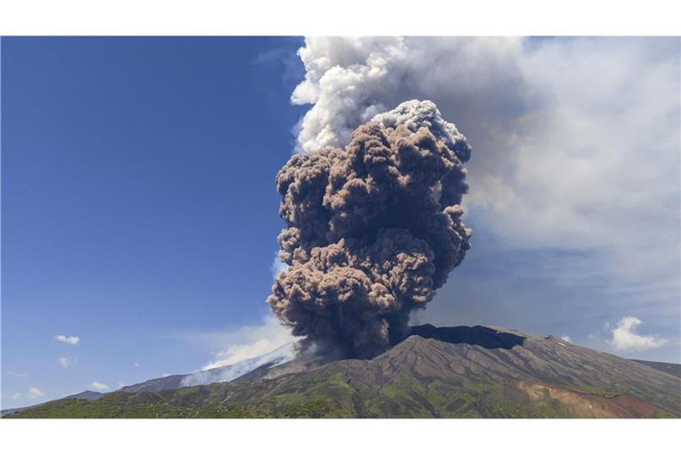 Der Ätna ist ein Dauerpatient für Italiens Geowissenschaftler: Der etwa 3350 Meter hohe Berg bricht regelmäßig aus und wird ständig überwacht.