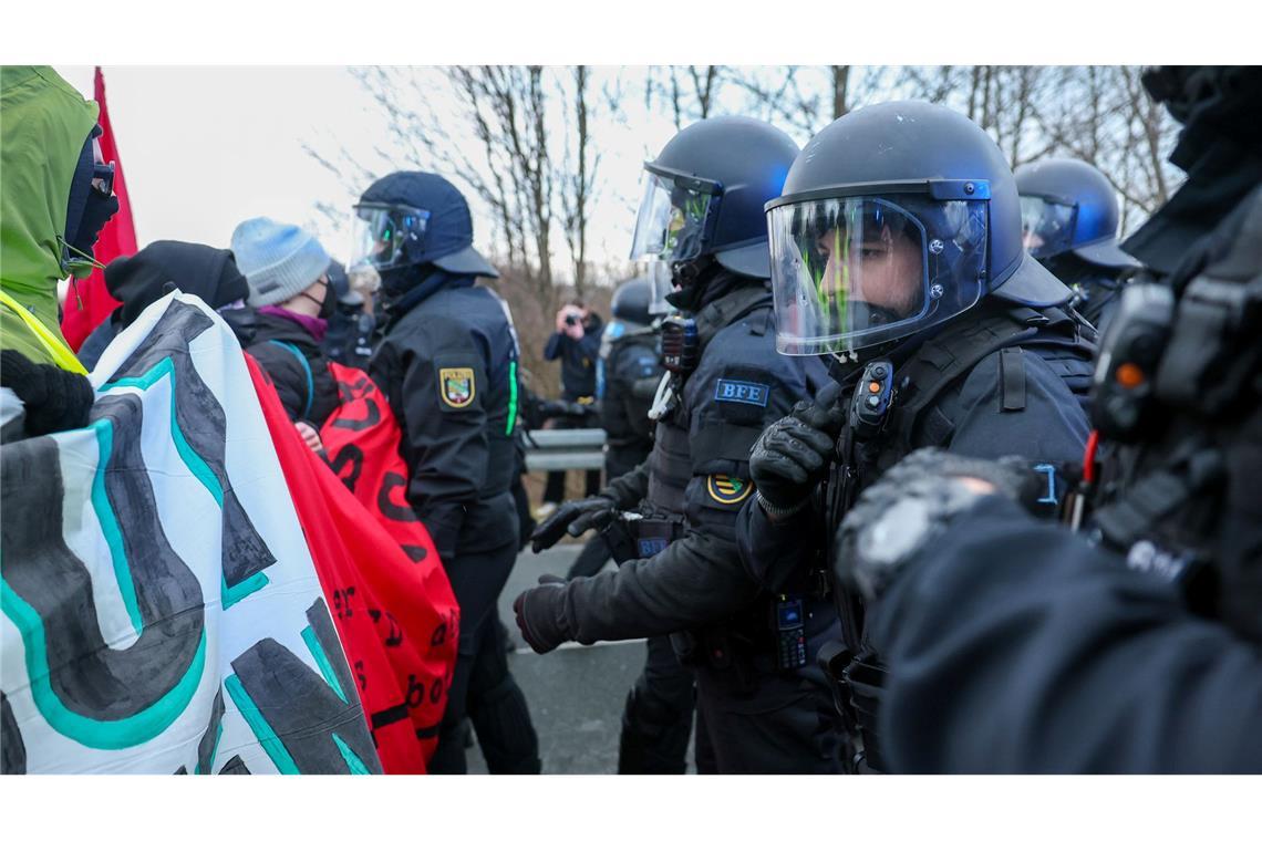 Proteste gegen AfD: Abgeordneter bei Polizeieinsatz verletzt Der AfD-Bundesparteitag in Riesa wird begleitet von massiven Protesten.