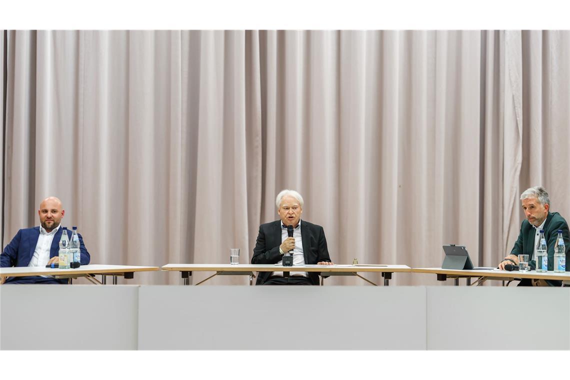 Boris Palmer und AfD-Landeschef streiten - trotz Störungen Der AfD-Landesvorsitzende Markus Frohnmaier (l) und Tübingens Oberbürgermeister Boris Palmer (r, parteilos) sitzen neben Moderator Joachim Knape (M)  zu einer Diskussionsrunde zusammen.