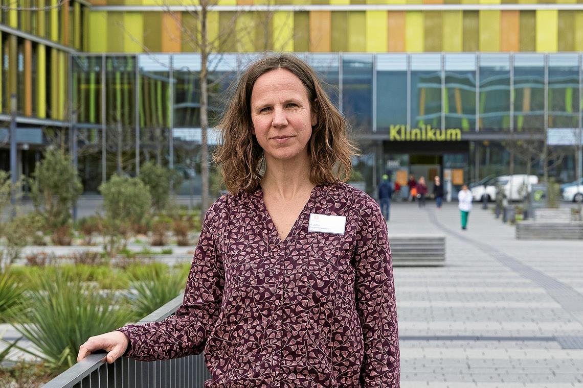 Der Alltag hat sich für Pfarrerin Annkatrin Jetter als Seelsorgerin im Klinikum Winnenden stark verändert. Sie kann nicht mehr wie sonst selbstverständlich auf den Stationen präsent sein, versucht, Kontakte zu reduzieren und Gespräche, wenn möglich, telefonisch zu führen. Foto: J. Fiedler