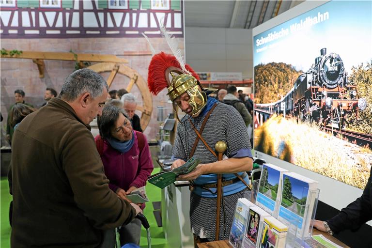 Der als Römer kostümierte Mann am Stand des Tourismusvereins Schwäbischer Wald berät die neugierigen Messegäste als wahrer Kenner des Limes. Für zusätzlichen Blickfang sorgten aber auch die Schwäbische Waldfee im grünen Kleid und die Murrhardter Hästräger. Foto: Benjamin Büttner