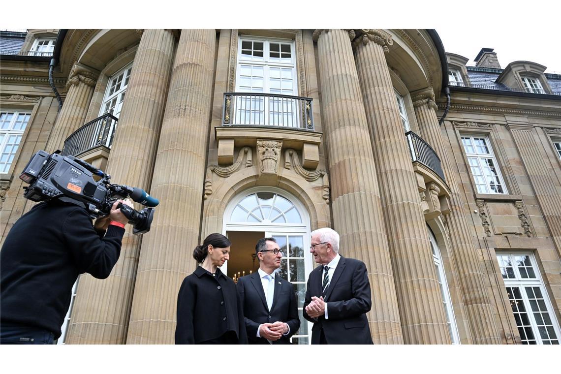 Der alte und der neue Hausherr: Winfried Kretschmann, Cem Özdemir und Özdemirs Ehefrau Flavia Zaka stehen vor der Villa Reitzenstein.