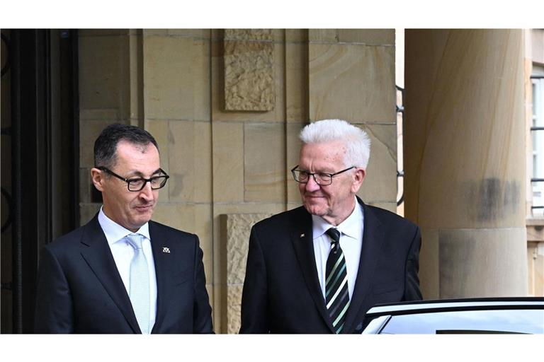 Der alte und der neue Ministerpräsident von Baden-Württemberg: Winfried Kretschmann (rechts) mit seinem Nachfolger Cem Özdemir.