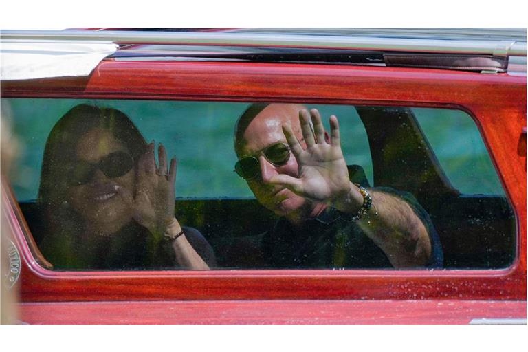 Der Amazon-Multimilliardär Jeff Bezos und Lauren Sanchez kommen vor ihrer Hochzeit in der Lagunenstadt mit dem Boot in einem Hotel in Venedig an.