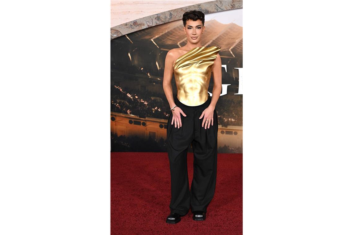 Paul Mescal, Denzel Washington & Co. auf dem roten Teppich Der amerikanische YouTuber und Visagist James Charles erschien zur Premiere von „Gladiator II“ in Los Angeles in einem Zweiteiler, dessen Oberteil von einer Gladiatorenrüstung inspiriert war.
