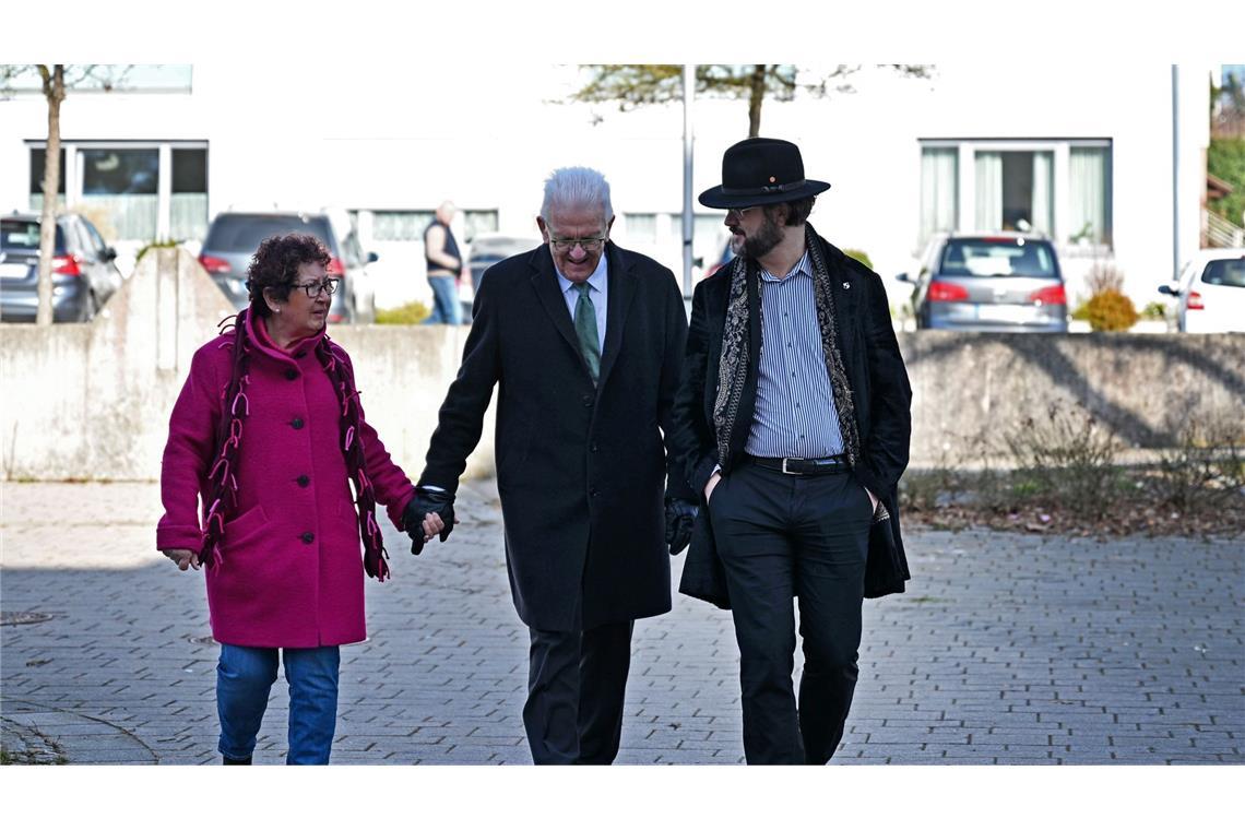 Der amtierende Ministerpräsident Winfried Kretschmann mit seiner Frau Gerlinde und seinem Sohn Johannes auf dem Weg zur Stimmabgabe in Sigmaringen.