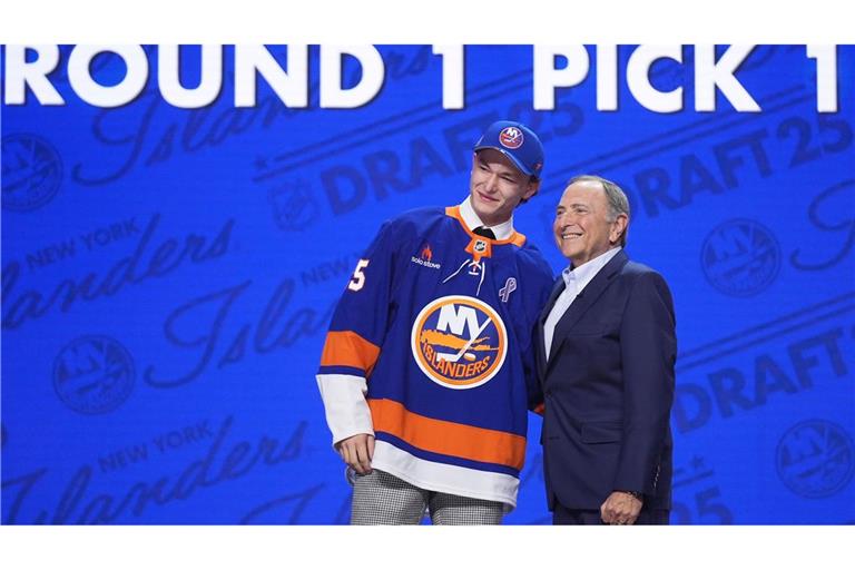 Der an Nummer eins im Draft ausgewählte Matthew Schaefer (l) und NHL-Chef Gary Bettman