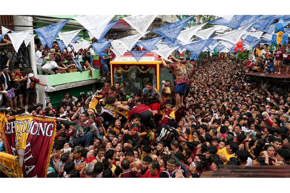 Barfuß durch Manila: Millionen Katholiken huldigen Statue Der Andrang Gläubiger war auch in diesem Jahr riesig.
