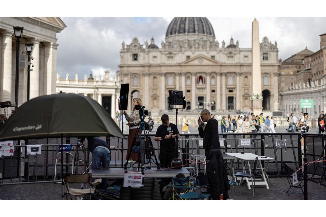 Letzte Vorbereitungen für Papstwahl Der Andrang internationaler Medien rund um den Petersdom ist groß.