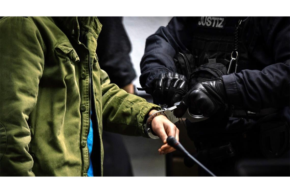 Das Tatmotiv: Hass auf Türken Der Angeklagt wurde in Handschellen in den Gerichtssaal gebracht.