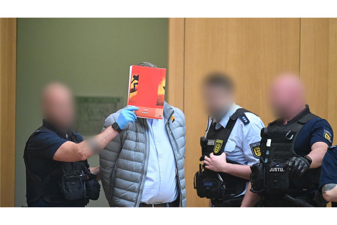 „Sonst blase ich euch das Licht aus!“ Der Angeklagte Alexander Quade wird in den Gerichtssaal geführt. Er sei vor seiner Festnahme „penibel recherchierender Journalist“ gewesen, sagte er in seiner Einlassung. So meldete er die Eroberung Wiens durch russische Soldaten im März 2022.