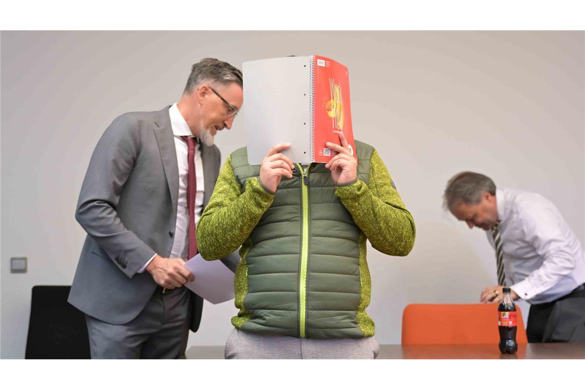 Der Angeklagte bestreitet die Vorwürfe.