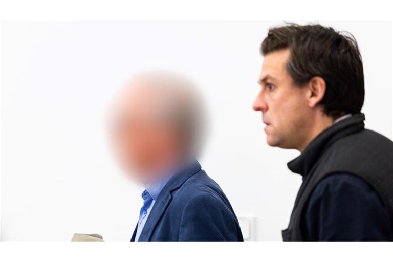 Der angeklagte Ex-Parlamentarier (l) bestreitet vor Gericht den Vorwurf des Kindesmissbrauchs.