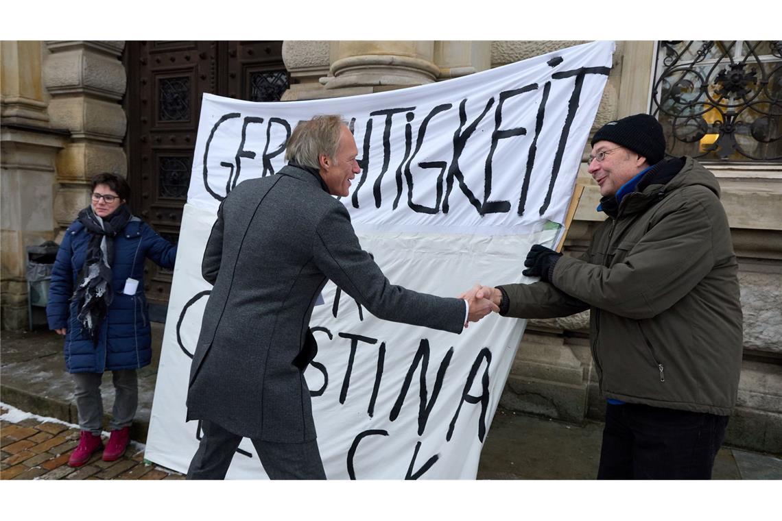 Der angeklagte Ex-Sportmoderator Gerhard Delling begrüßt Unterstützer seiner Lebensgefährtin Christina Block.