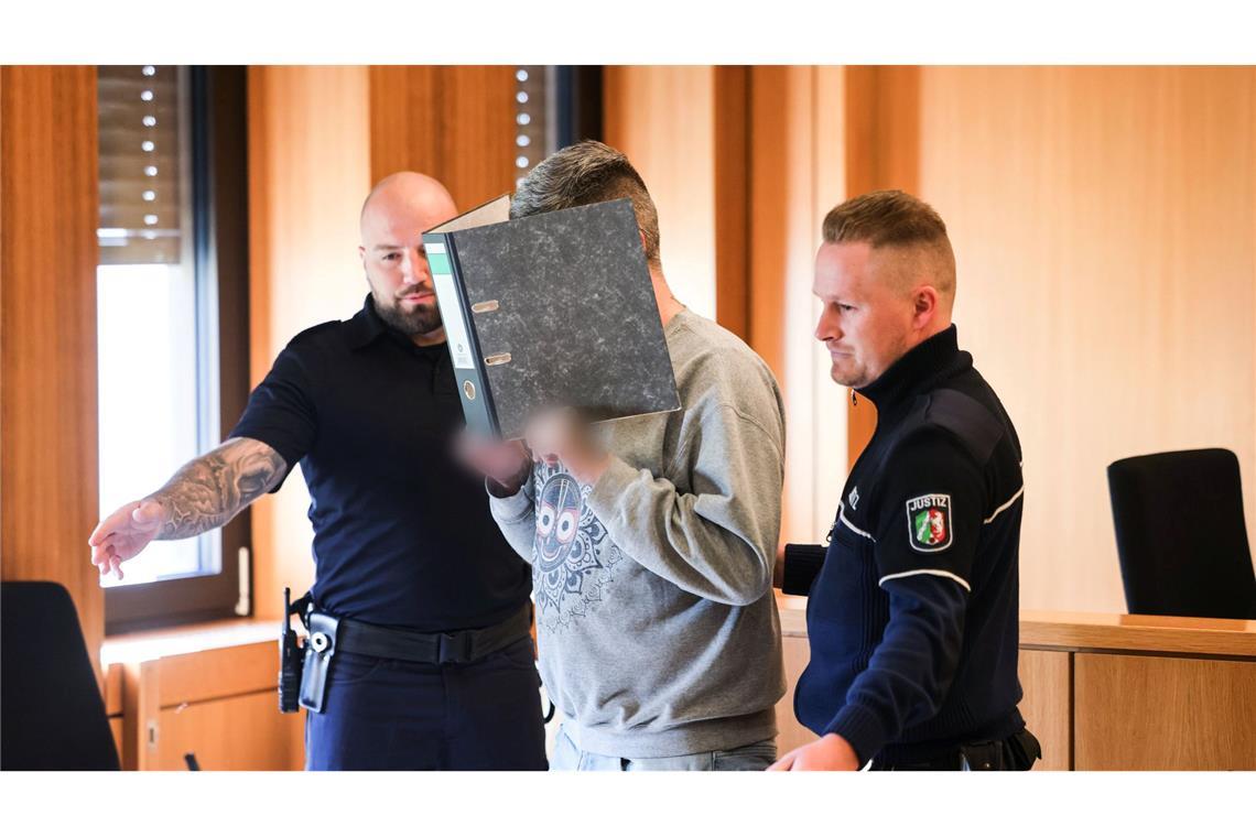 Pfleger als Herr über Leben und Tod - Prozessbeginn Der Angeklagte habe sich zum Herrn über Leben und Tod aufgeschwungen, sagte der Staatsanwalt.