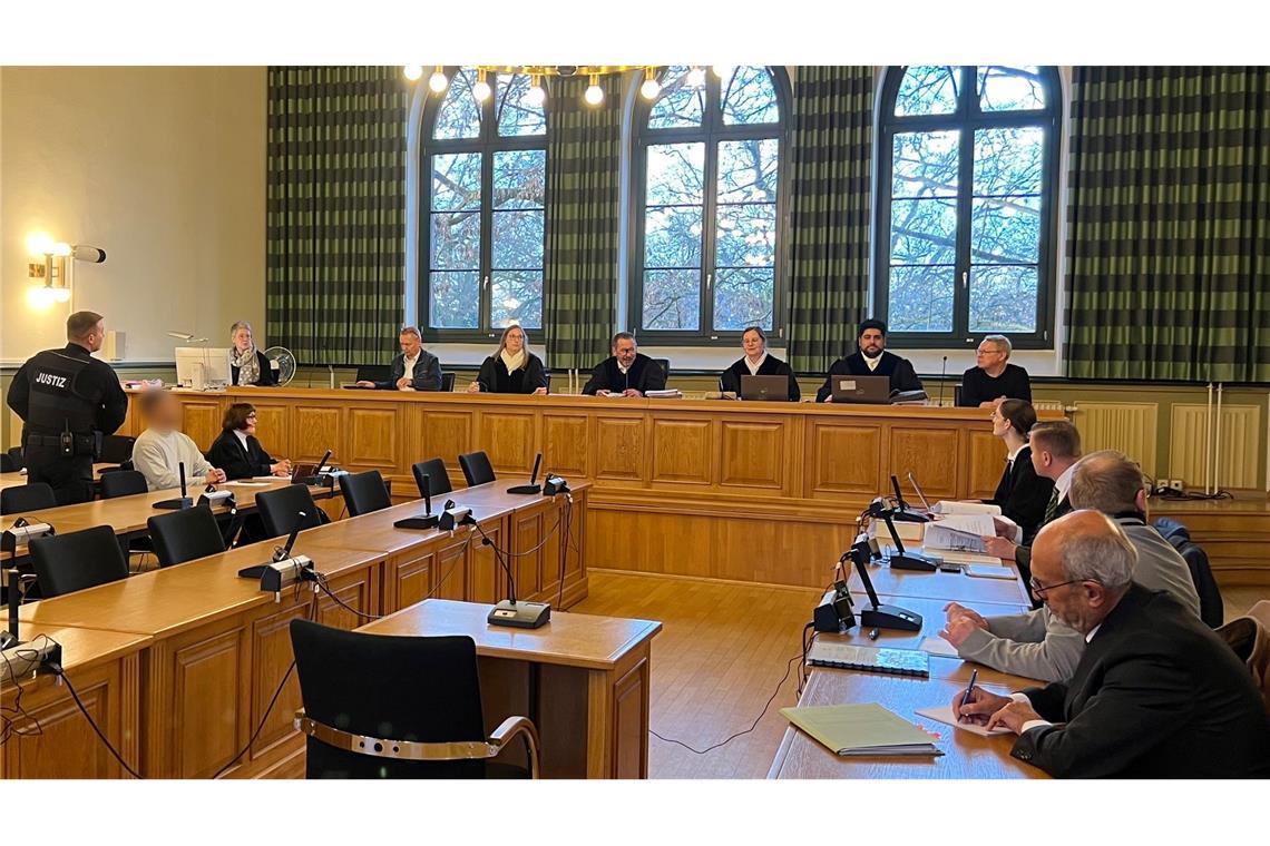 Der angeklagte Häftling ließ über seine Verteidigerin erklären, dass er sich zu einem späteren Zeitpunkt im Landgericht Stendal äußern wird. Er soll seine Ehefrau während eines Besuchs in einer sogenannten Liebeszelle in der Justizvollzugsanstalt Burg erwürgt haben.