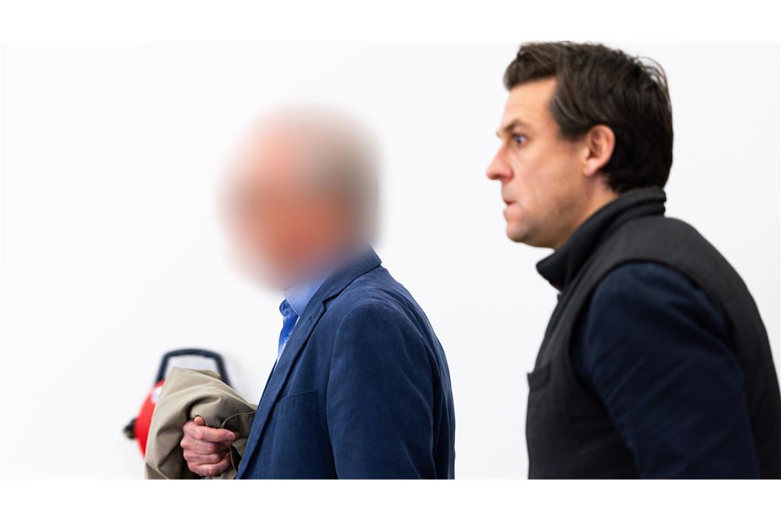 Der Angeklagte Hartmut Ebbing (l) und sein Anwalt Benedikt Mick (r) vor Verhandlungsbeginn im Landgericht Braunschweig. Der ehemalige Bundestagsabgeordnete steht wegen des Vorwurfs des sexuellen Missbrauchs von Kindern vor Gericht (Archiv).
