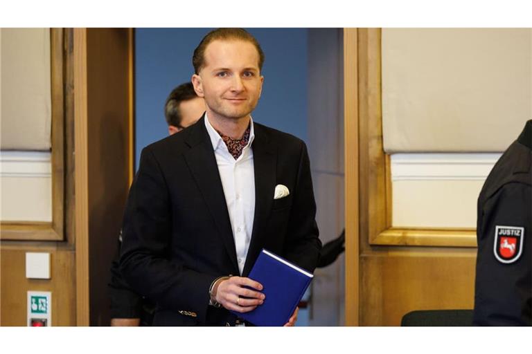 Der Angeklagte Hendrik Holt kommt mit Handschellen in einen Sitzungssaal vom Landgericht.