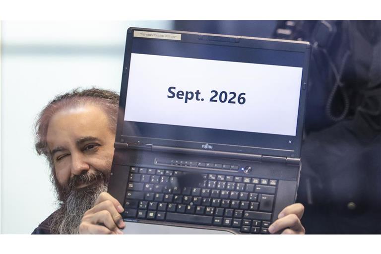 Der Angeklagte hielt einen Laptop, auf dem „Sept. 2026“ zu lesen ist, hoch.