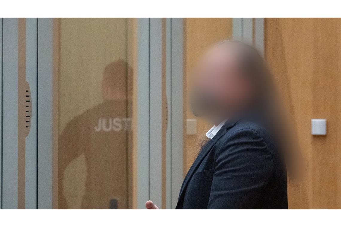 Schüsse auf Polizisten – „Reichsbürger“-Urteil rechtskräftig Der Angeklagte im Boxberg-Prozess, ein mutmaßlicher „Reichsbürger“, kommt in einen Saal des Oberlandesgerichts Stuttgart. (Archivbild)