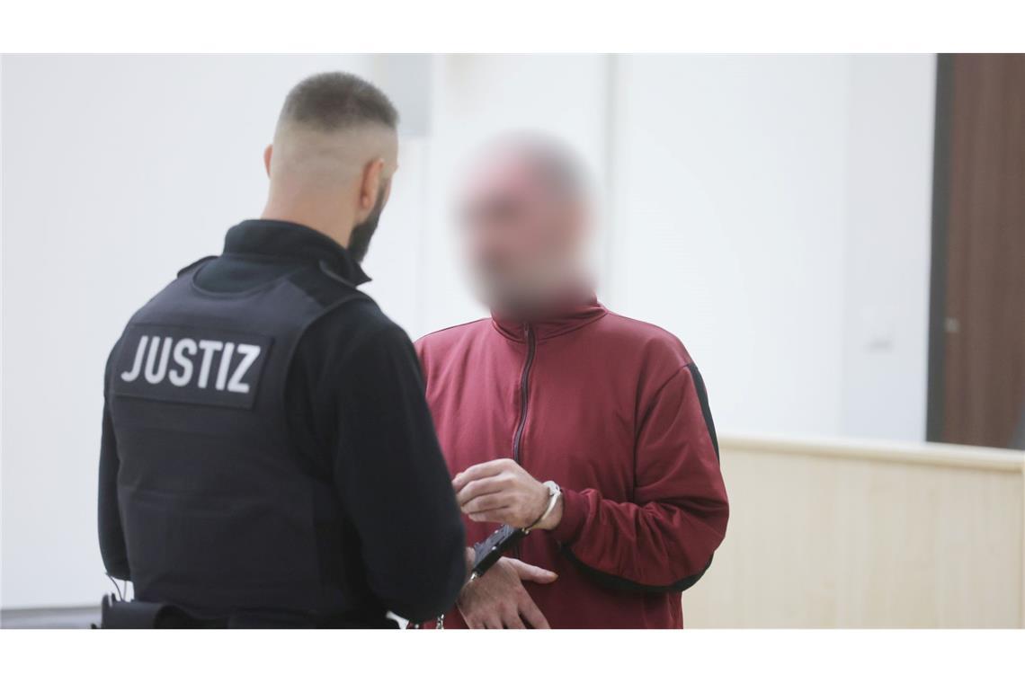Ehefrau in Straßenbahn angezündet – Angeklagter bereut Tat Der Angeklagte ließ über seinen Verteidiger erklären, dass er die Tat zutiefst bereue.