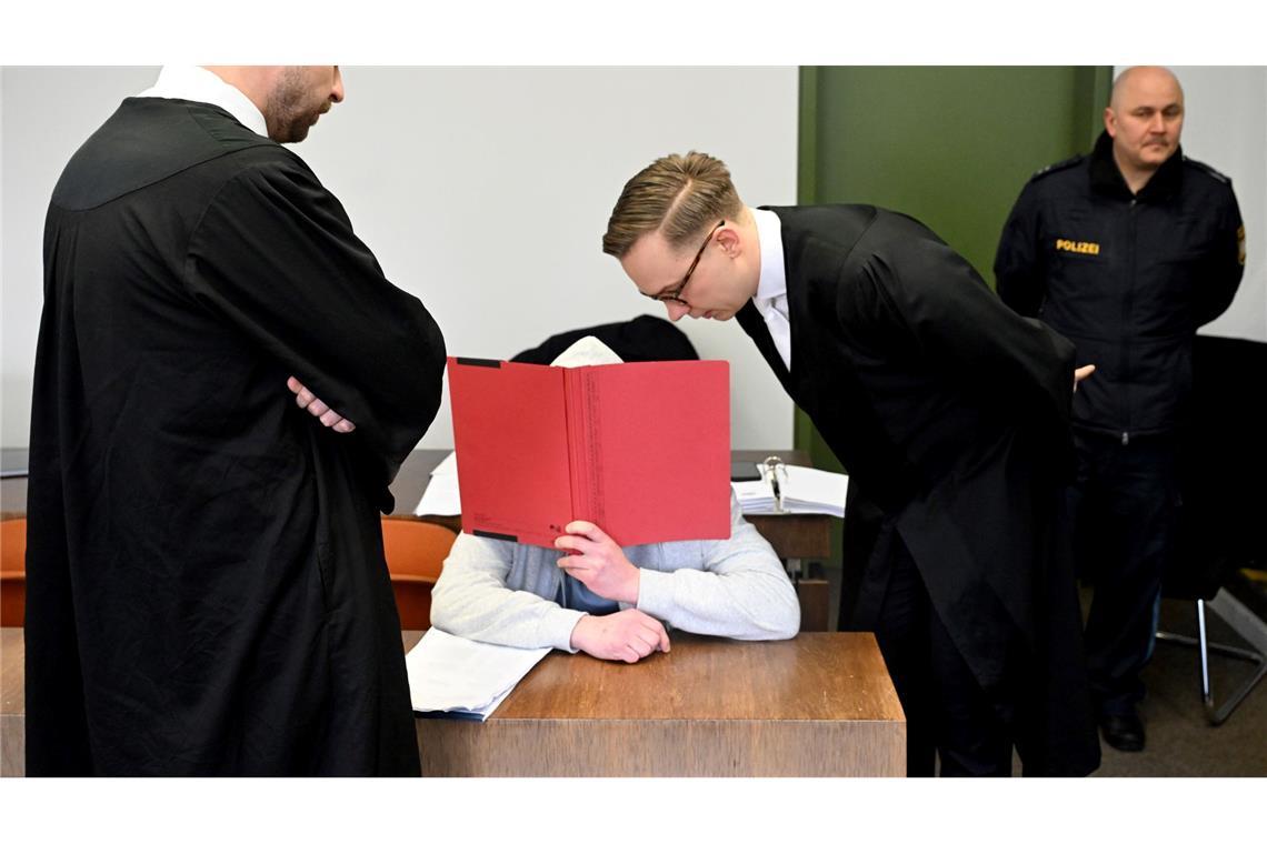 Der Angeklagte mit seinen Anwälten. (Archivbild)