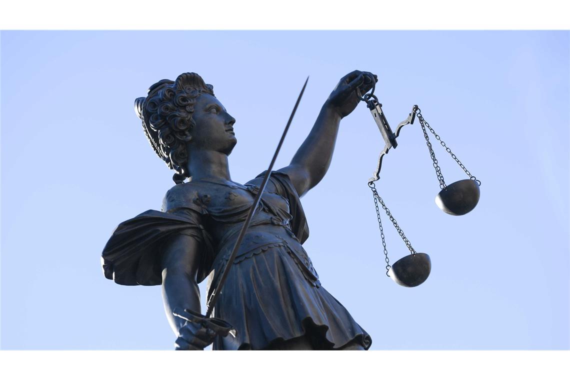 Mordprozess: Mann soll Ehefrau aus Rache getötet haben Der Angeklagte muss sich vor dem Landgericht Tübingen verantworten. (Symbolbild)