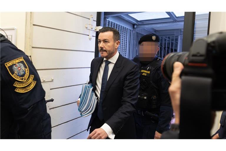 Der Angeklagte Rene Benko kommt mit Akten zu Beginn des zweiten Verhandlungstags in das Landgericht.