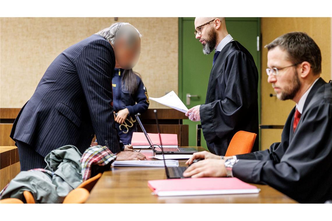 Plagiat aus Rache gefälscht - Haftstrafe Der Angeklagte setzte zu einem sehr langen letzten Wort an.